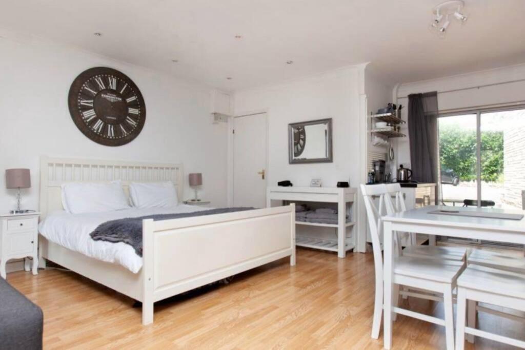 Self-Contained Apartment Corsham Luaran gambar